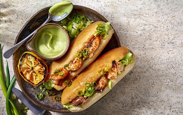 Korvbröd med grillade räkor, örtig majonnäs och grillad citron - Recept | Pågen